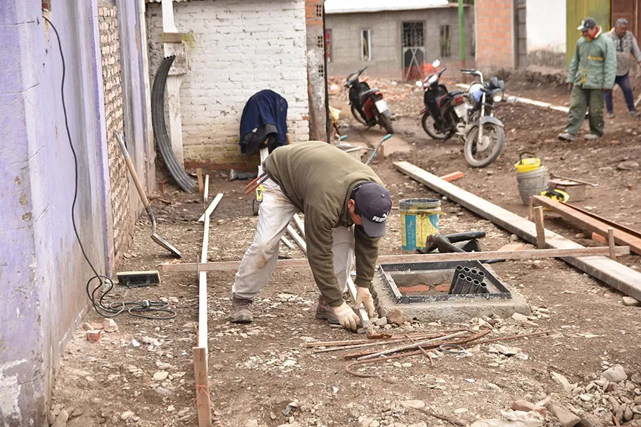 EN PLENA TAREA. Operarios municipales trabajan en la remodelación.