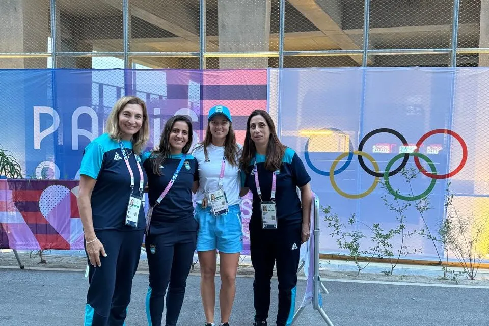 EQUIPO. Paz, Carlé, Podoroska y Labat en la entrada del edificio en el que se hospeda la delegación argentina.