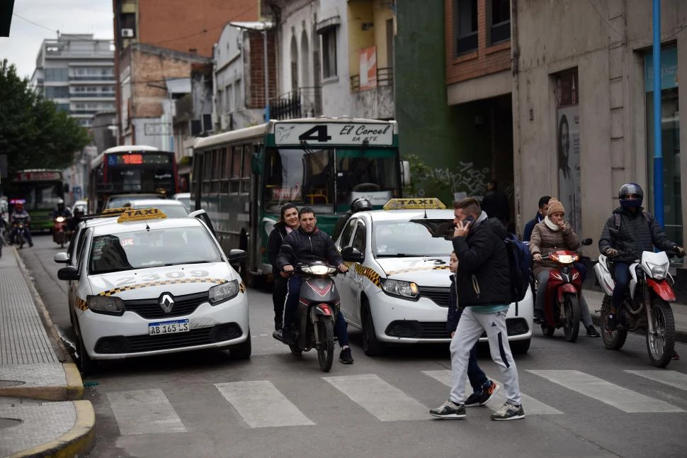 HOY. Crisóstomo Álvarez es, de ambas calles, la que más problemas de circulación presenta. Hay embotellamientos regularmente en esa arteria. LA GACETA / FOTOS DE INÉS QUINTEROS ORIO