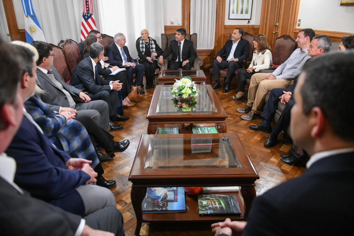 Miguel Acevedo recibió al embajador de Estados Unidos en Casa de Gobierno