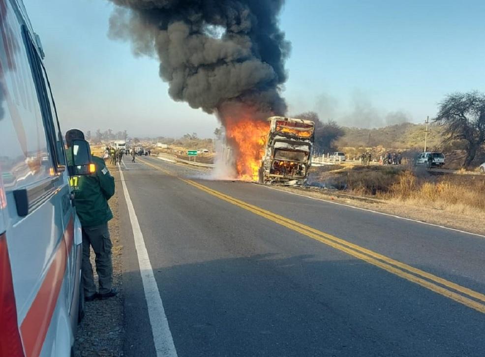 El ómnibus que se incendió en Trancas habría sido quemado intencionalmente para eliminar droga