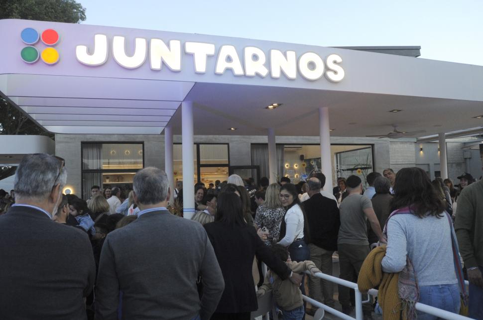 EL BAR JUNTARNOS. Una multitud se dio cita para la inauguración.