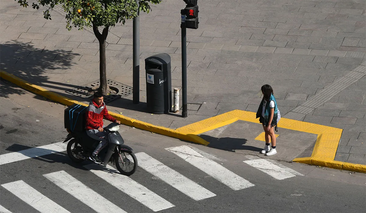 MANGAS CORTAS. Las altas temperaturas que se registran esta semana animaron a muchas tucumanas y tucumanos a remover los roperos.