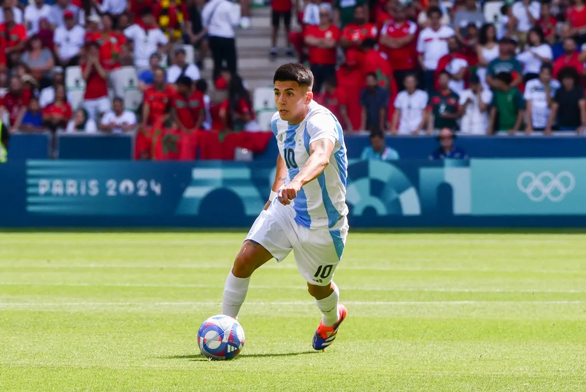 INSÓLITO. En la previa del partido contra Marruecos, Thiago Almada sufrió un robo de sus pertenencias.