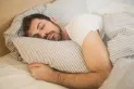 Qué significa abrazar la almohada mientras dormís, según la psicología