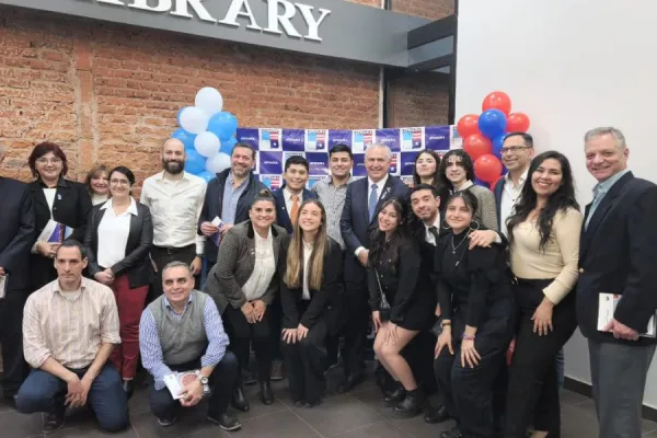 El embajador de EE.UU. merienda con jóvenes líderes de Tucumán