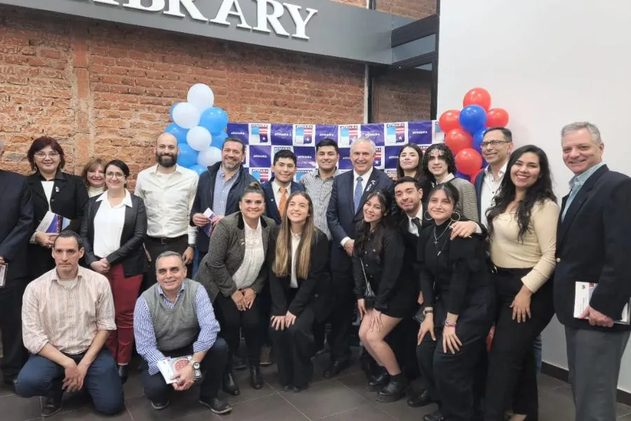 VISITA A TUCUMÁN. Los ex becarios posan junto al embajador de EEUU, Marc Stanley./Foto: Cortesía de Gonzalo Díaz