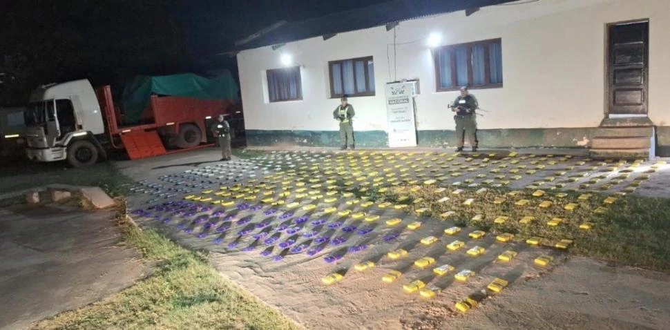 UNA TAREA TITÁNICA. Los gendarmes, en la mayoría de los casos, cuentan con la experiencia y la ayuda de canes para descubrir envíos de droga.