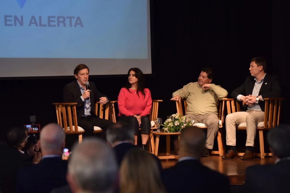 ACTO. El intendente Jaime Méndez de San Miguel (Buenos Aires) estuvo junto a Alejandra Rodríguez, Enrique Orellana y Pablo Macchiarola.