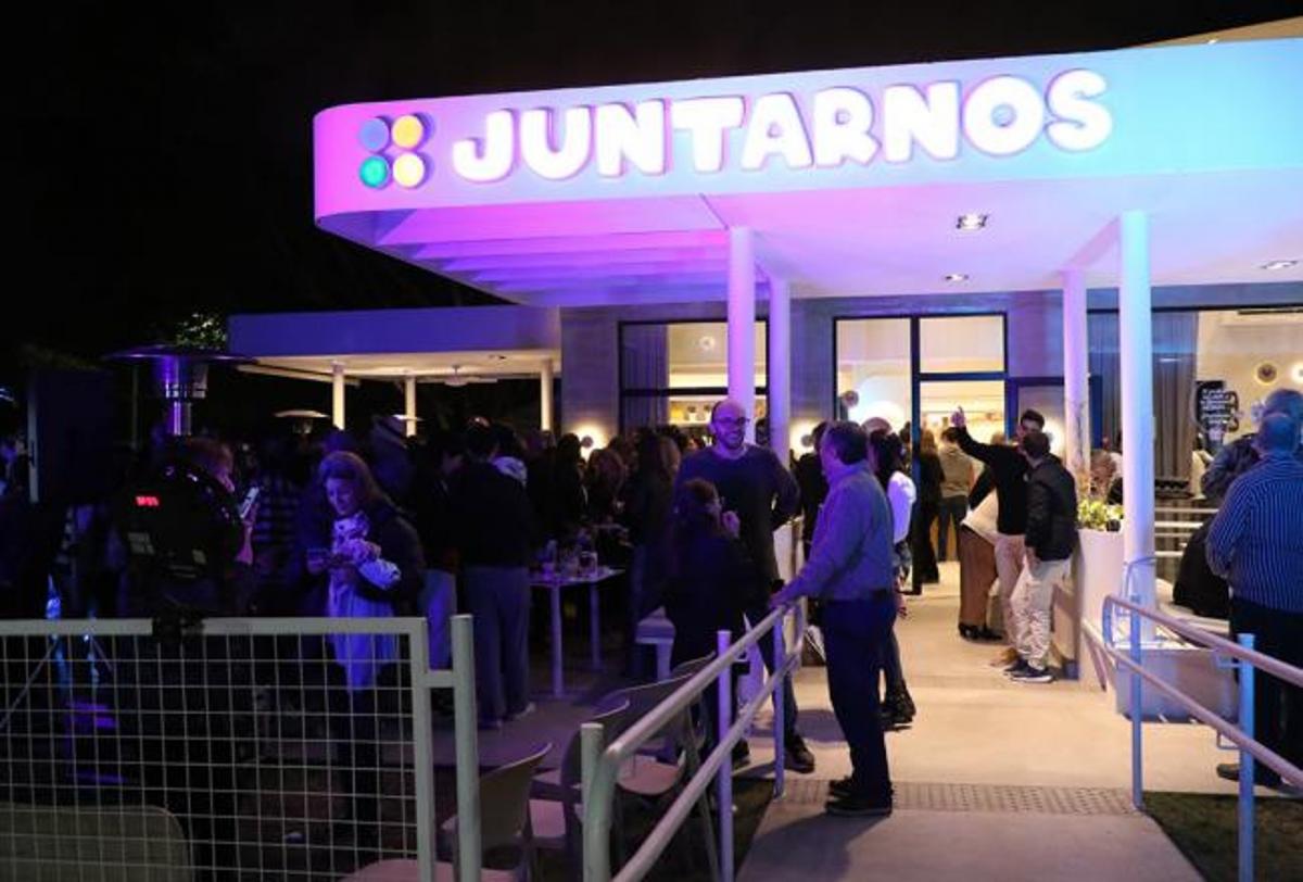 Con alegría y muchas sonrisas abrió Juntarnos, el primer bar inclusivo de Tucumán