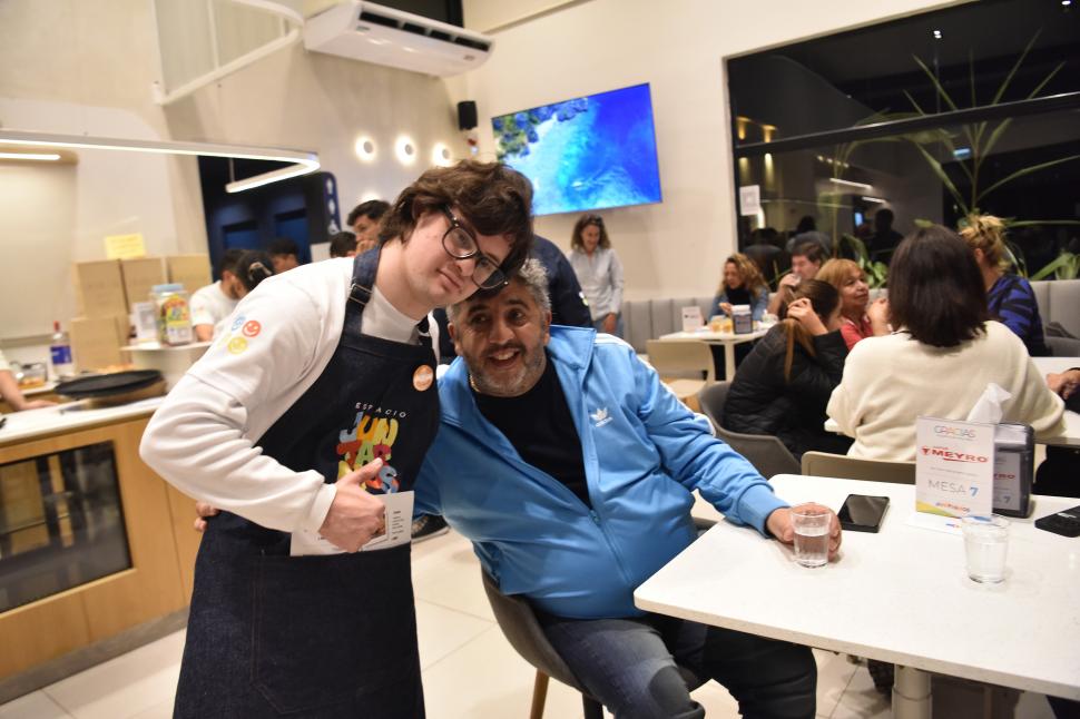 CAMARADERÍA. Clientes y mozos pidieron fotografiarse juntos. 