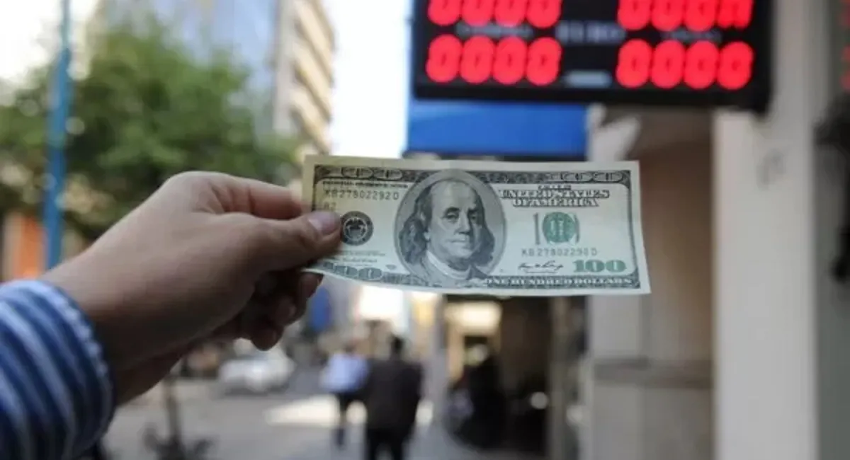 El dólar blue retrocedió 10 unidades y cerró la semana a $1.435 para la venta