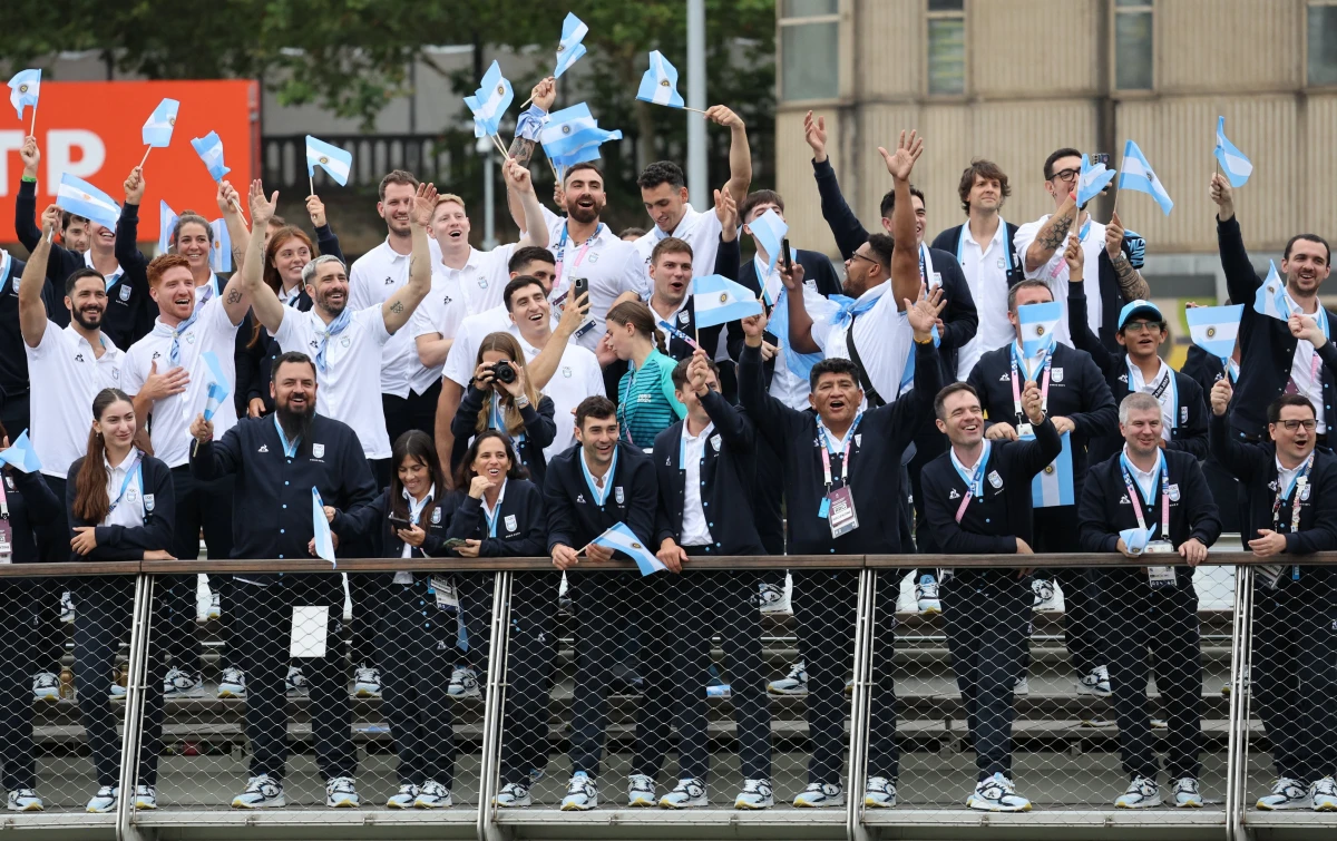 FELICIDAD. La delegación argentina flamea sus banderas durante el desfile por el Río Sena.