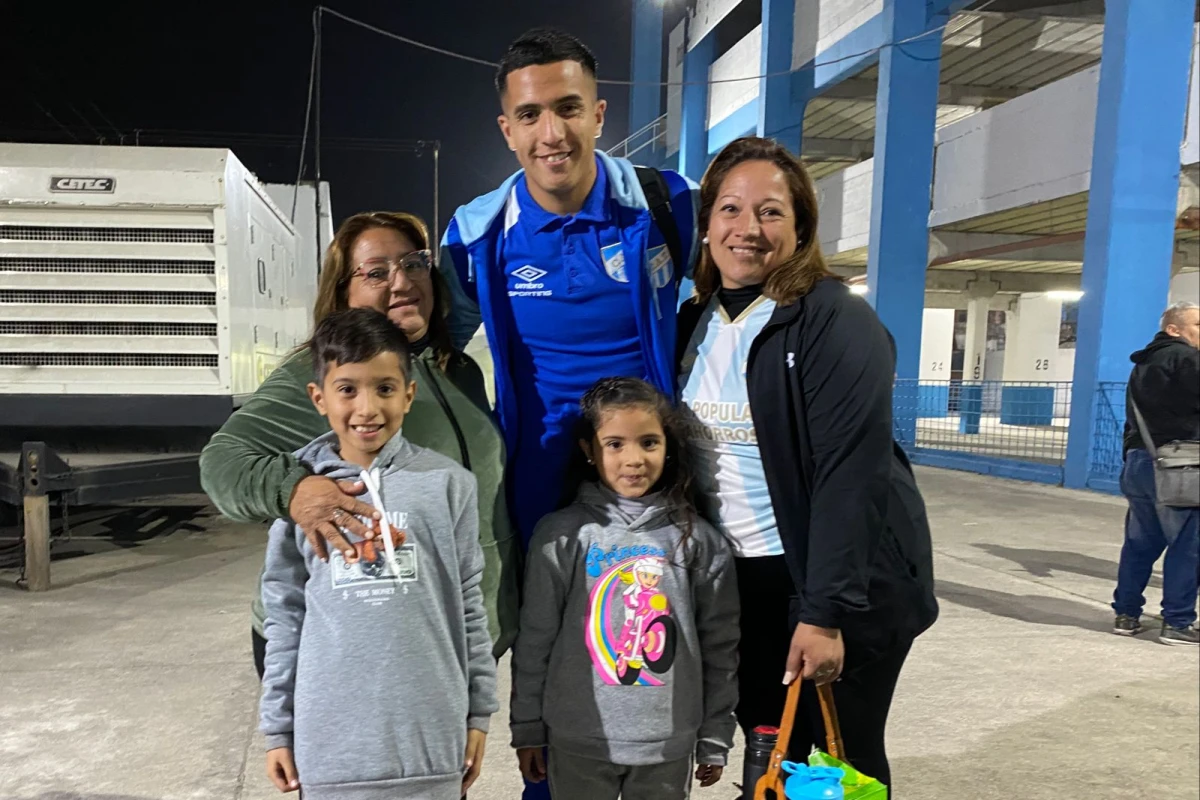 EN FAMILIA. Nicolás Romero posó con su mamá Valeria (derecha), su abuela (Teresa) y sus hermanos Hannah y Samir. Foto: Daniel Alfredo Coronel - LA GACETA