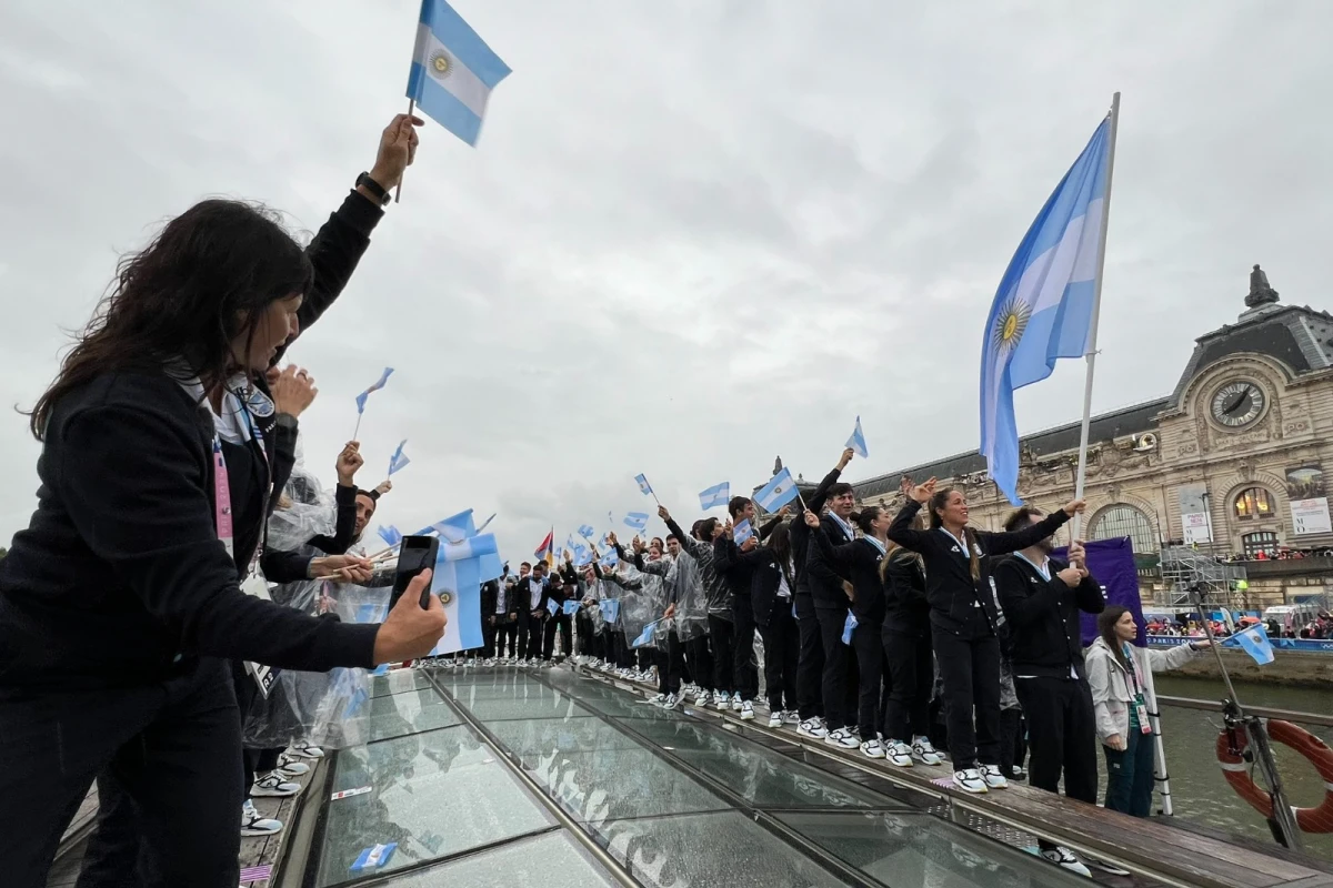 LOS PRIMEROS QUE HICIERON RUIDO. La embarcación argentina formó parte del primer bloque que hicieron el desfile fluvial. El Argentina, Argentina anticipó su presencia en el paseo.