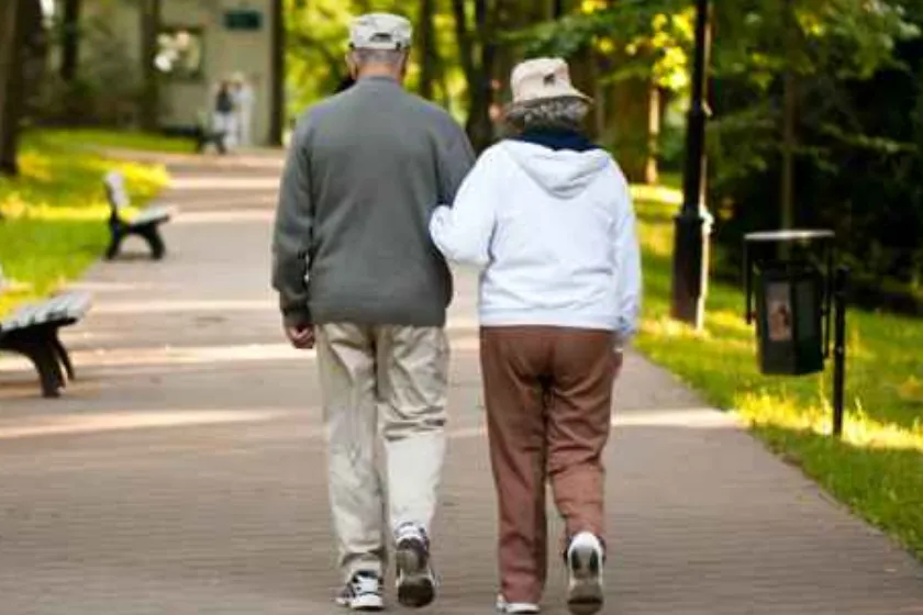 Cuántos pasos debes dar al día si tienes más de 60 años, según la ciencia 