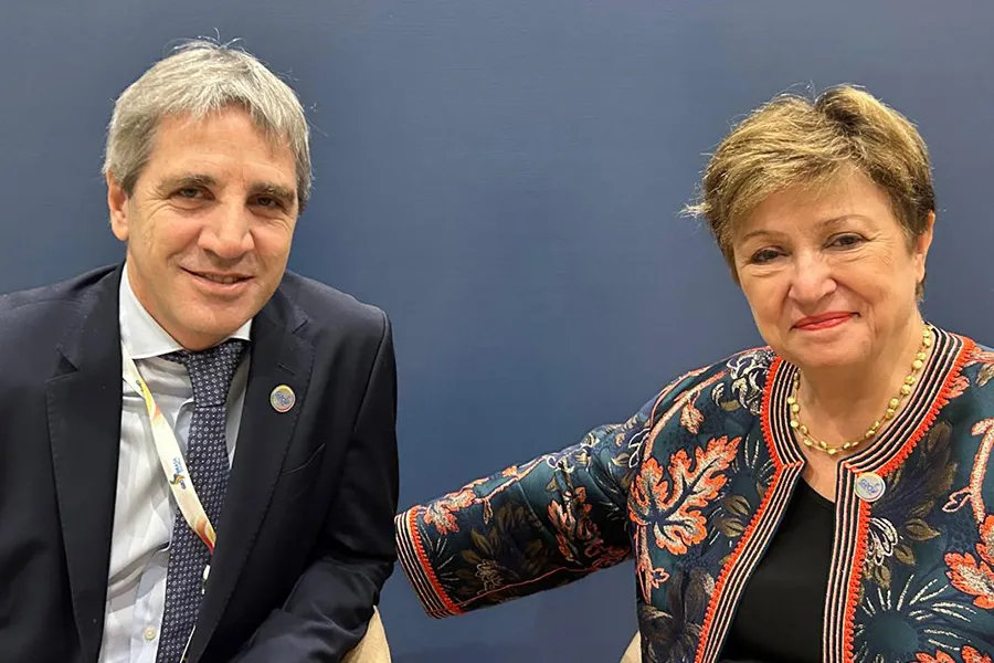 POLÉMICA. En “X” se ironizó sobre “la mano invisible” de Georgieva en la foto que subió a la red.