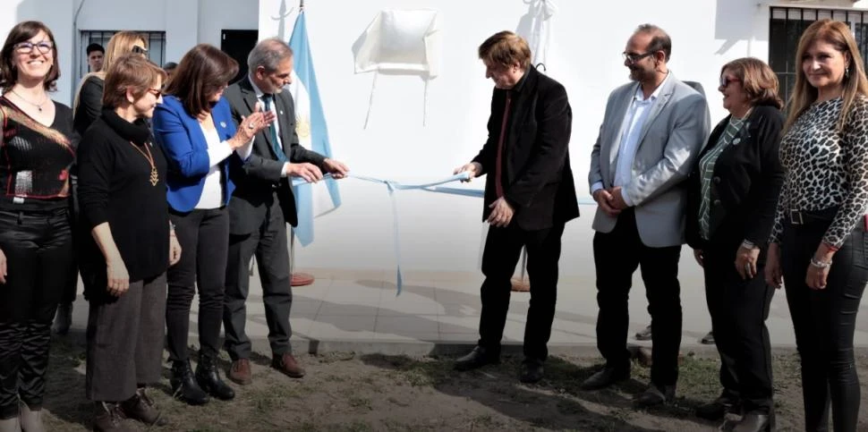 CORTE DE CINTA. El rector, Sergio Pagani, y el presidente del Conicet, Daniel Salamone, flanqueados por Catiana Zampini, Virginia Abdala, Mercedes Leal,.Augusto Bellomío, María Inés Isla y Marta Arias.