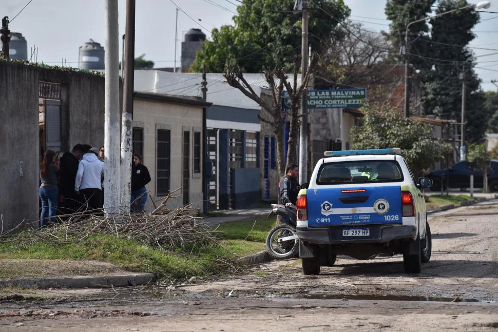 INVESTIGACIÓN. La División de Homicidios de la Policía entrevistó a los vecinos y familiares de la víctima y buscó cámaras de seguridad en la zona. 