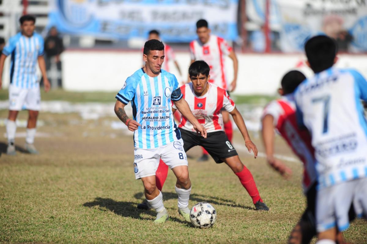 EN EL MEDIOCAMPO. El capitán de Atlético Concepción, Marcelo Domínguez, quiere sumar la quinta estrella para el club. FOTO DE DIEGO ARÁOZ