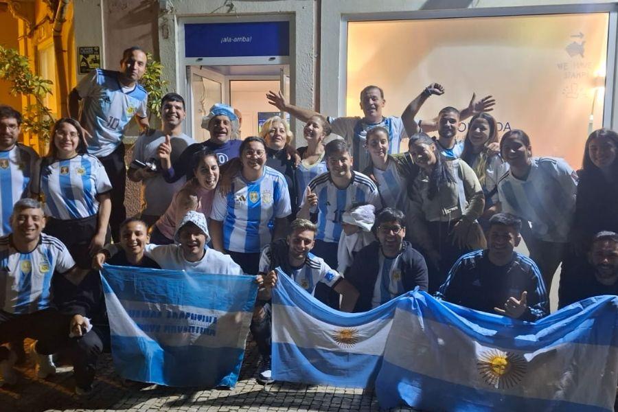 EN PORTUGAL. Se juntaron con argentinos a ver la Copa América en su nueva cafetería en Portugal./Foto: Jose Sabate