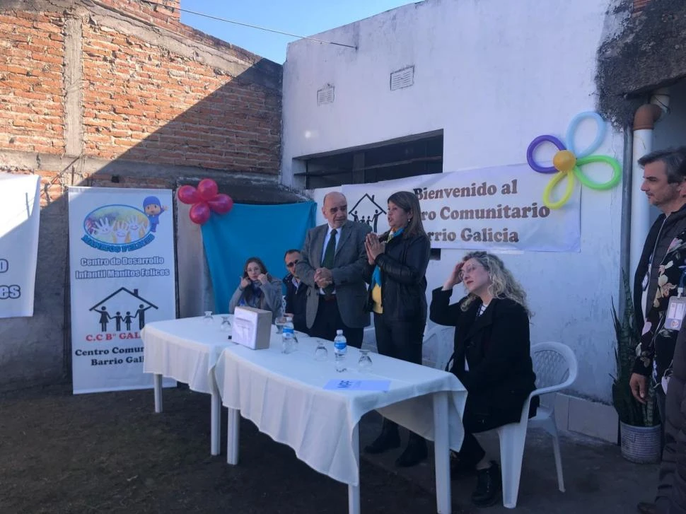 EL ACTO. Edmundo Jiménez y la referente Jorgelina Cabrera (al centro). FOTOS DE ROBERTO DELGADO / LA GACETA