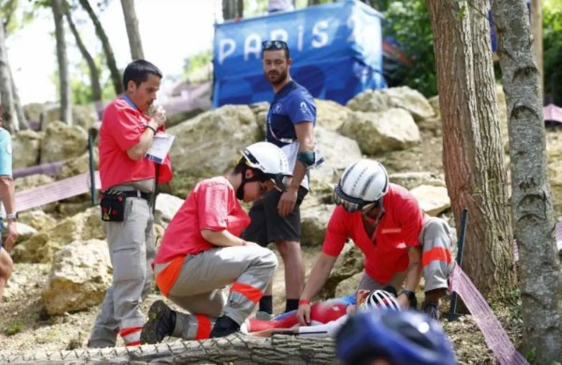 Así quedó la biker que sufrió una dramática caída durante la competencia de mountain bike en París