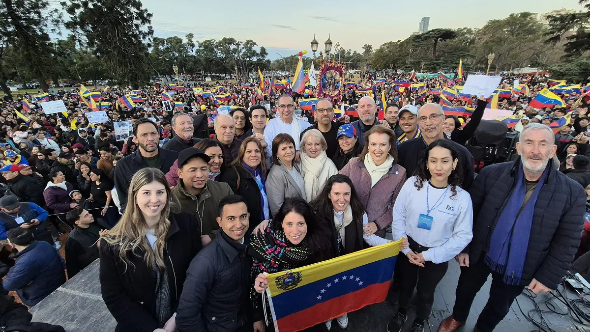 Patricia Bullrich en la embajada de Venezuela esperando resultados