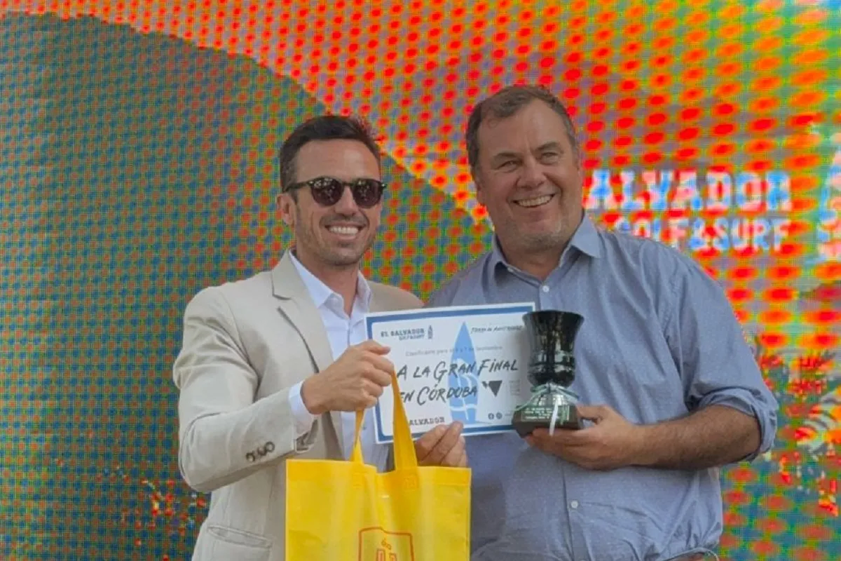 CAMPEONES. Pedro Caram hace entrega de los trofeos, en la cancha de Jockey Club.