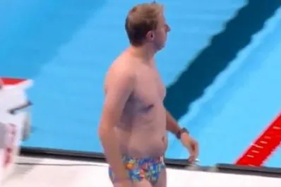 La historia detrás del atleta misterioso que se lanzó a la pileta y causó sensación en los Juegos Olímpicos