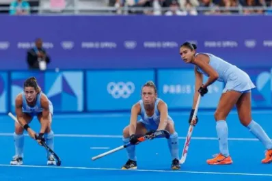 En París, Vicky va por más sonrisas con Las Leonas y el apoyo de su familia