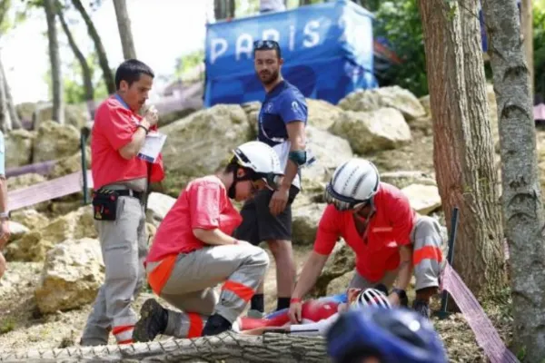 Así quedó la biker que sufrió una dramática caída durante la competencia de mountain bike en París