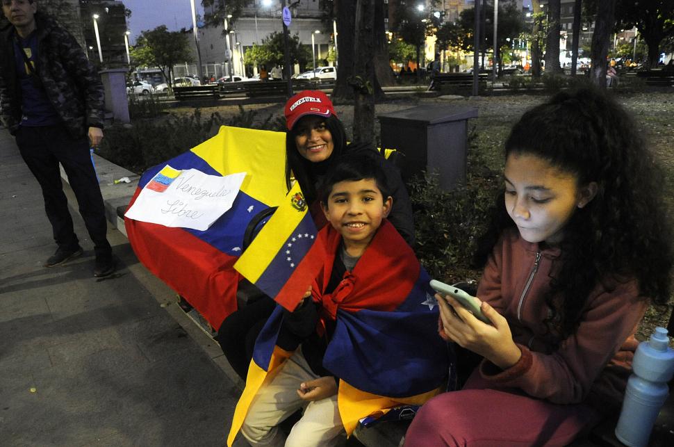 BANDERAS. Los colores nacionales de Venezuela se desplegaron anoche.