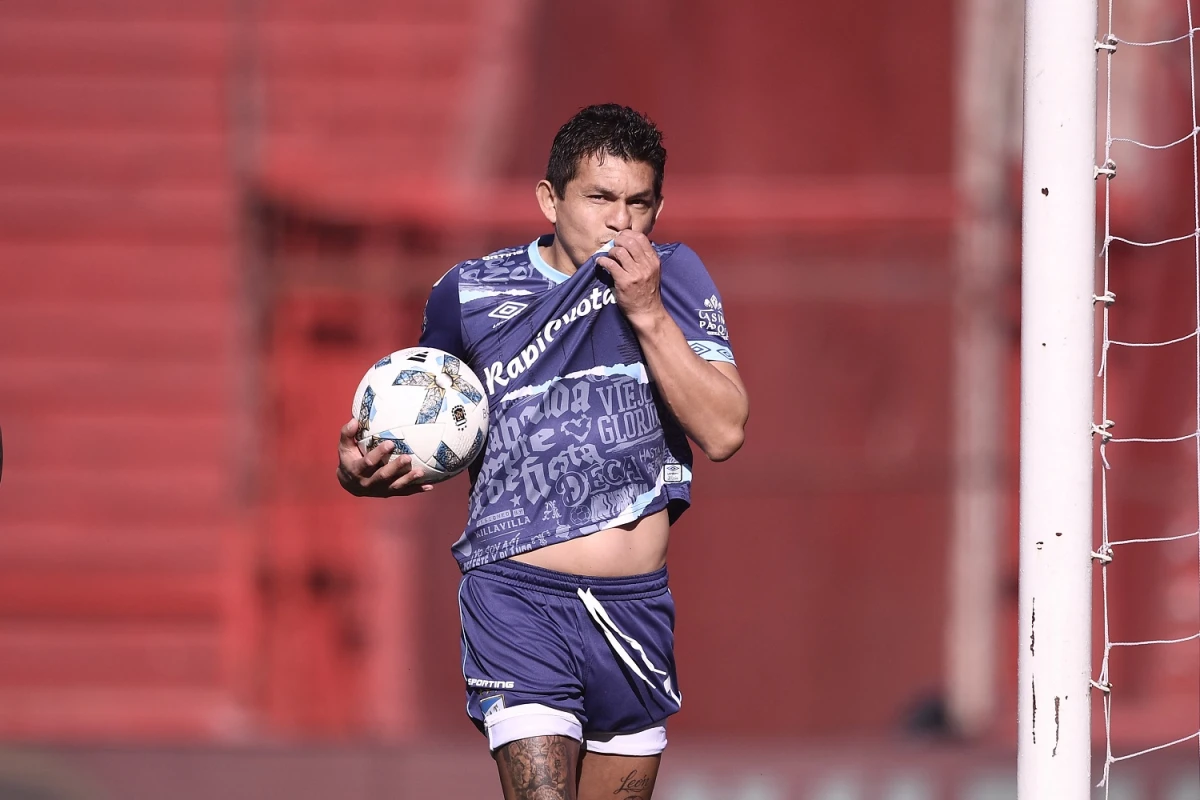 ESTÁ DE REGRESO. Pulguita Rodríguez volvió a festejar con la camiseta de Atlético Tucumán. El simoqueño encaminó la victoria, en el inicio del partido.