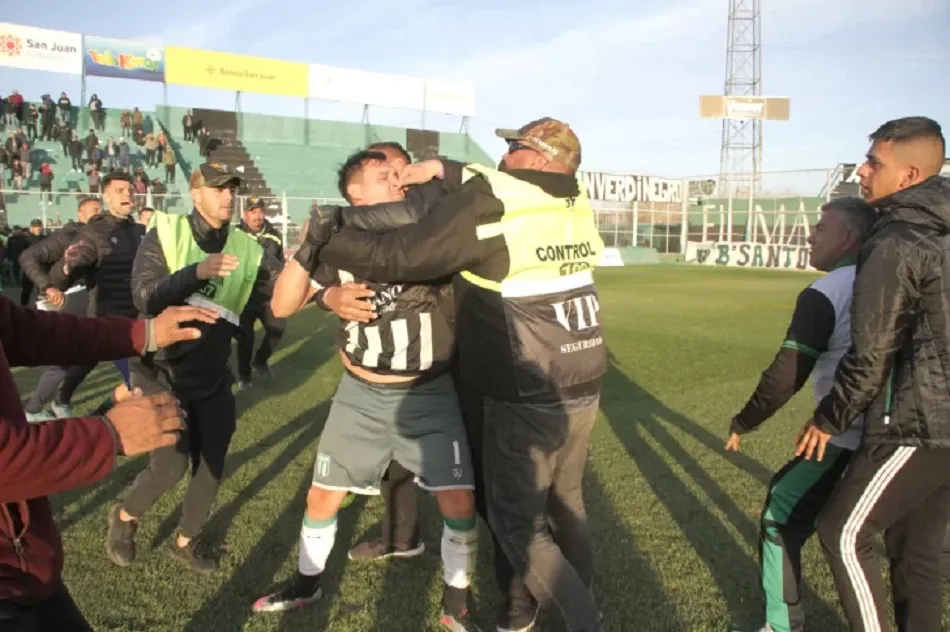 INCIDENTES. Al final del partido, los jugadores de San Miguel fueron a pedirle explicaciones a Lucas Comesaña.