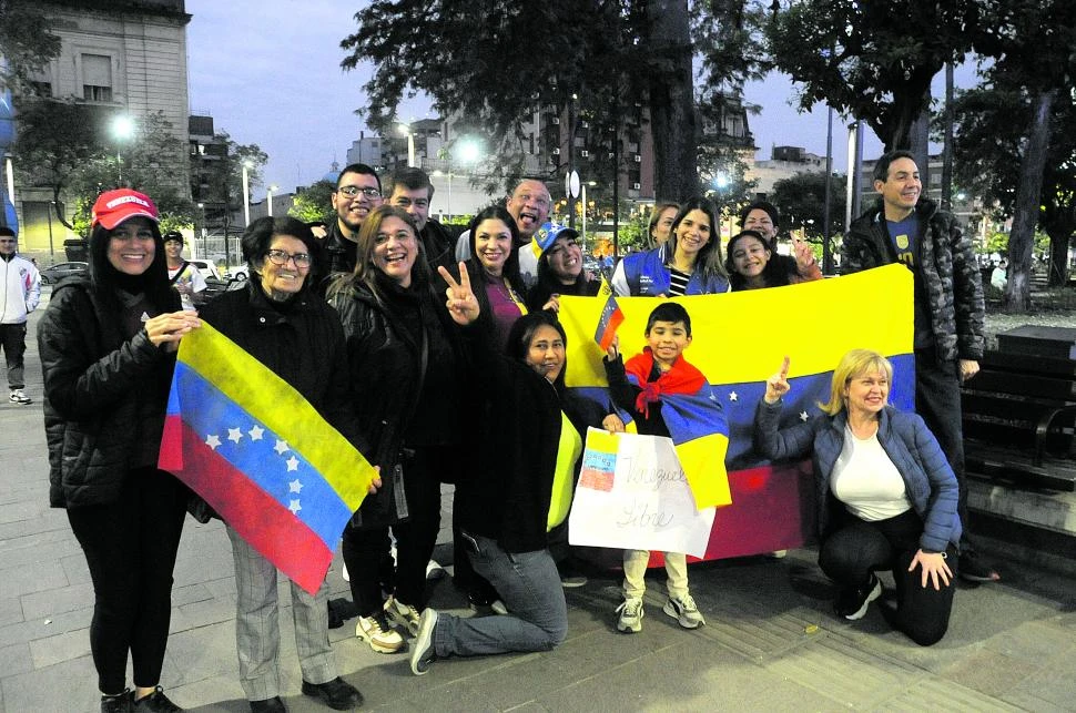 ESPERANZAS. Los residentes venezolanos que se acercaron a la plaza Independencia de Tucuman deseaban que Maduro no sea electo por tercera vez. 