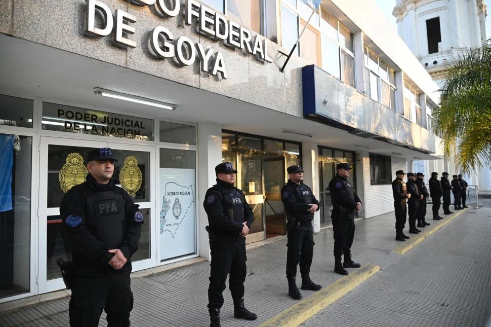 EN CORRIENTES. Los vecinos de Goya y Nueve de Julio marcharon en varias ocasiones frente al Juzgado Federal exigiendo la aparición de Loan Peña. corrientesenlinea.com.ar