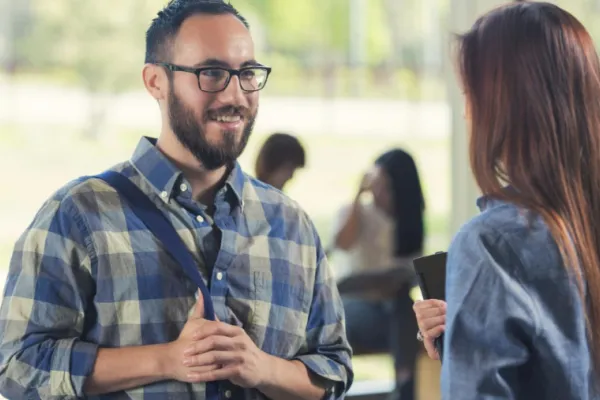 ¿Olvidar nombres es normal? El truco mental que causa amnesia ocasional