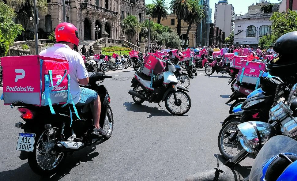 POSTAL. Los cadetes hicieron varia protestas. LA GACETA / FOTO DE JOSé NUNO