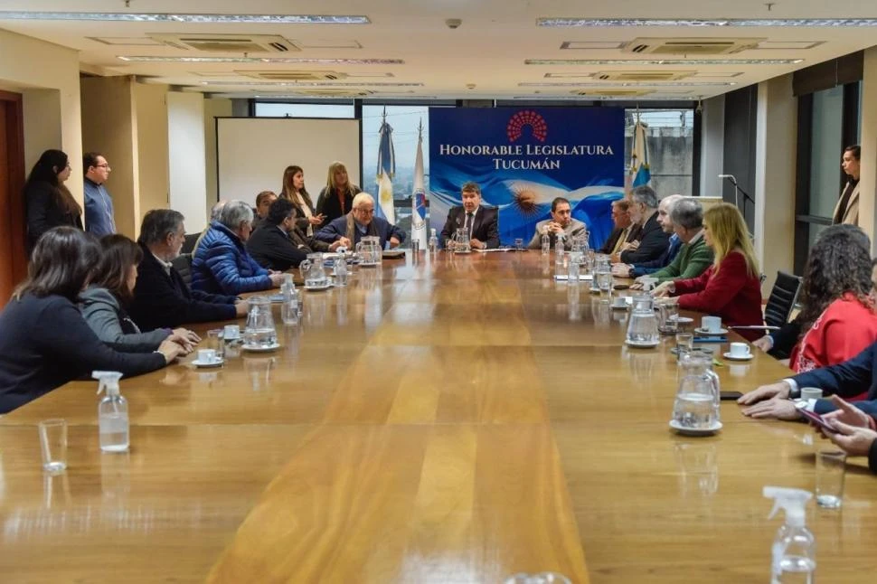 PRIMER PASO. Legisladores y la Mesa de Diálogo, en la reunión de ayer. 