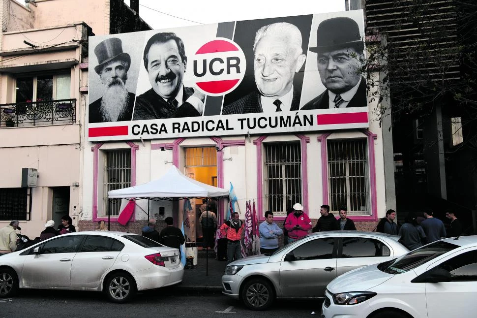 EN LA CASA DE CATAMARCA 851. Reunión de la dirigencia de la UCR.