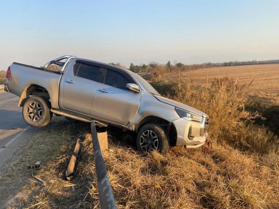 RECUPERADA. Los delincuentes que sustrajeron la camioneta en 25 de Mayo casi Corrientes la dejaron abandonada por el percance que sufrieron.