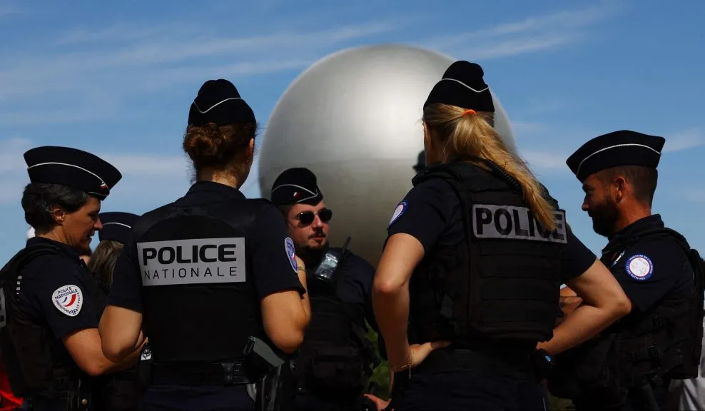 Francia: un ministro recibió una “carta contaminada” con la peste negra