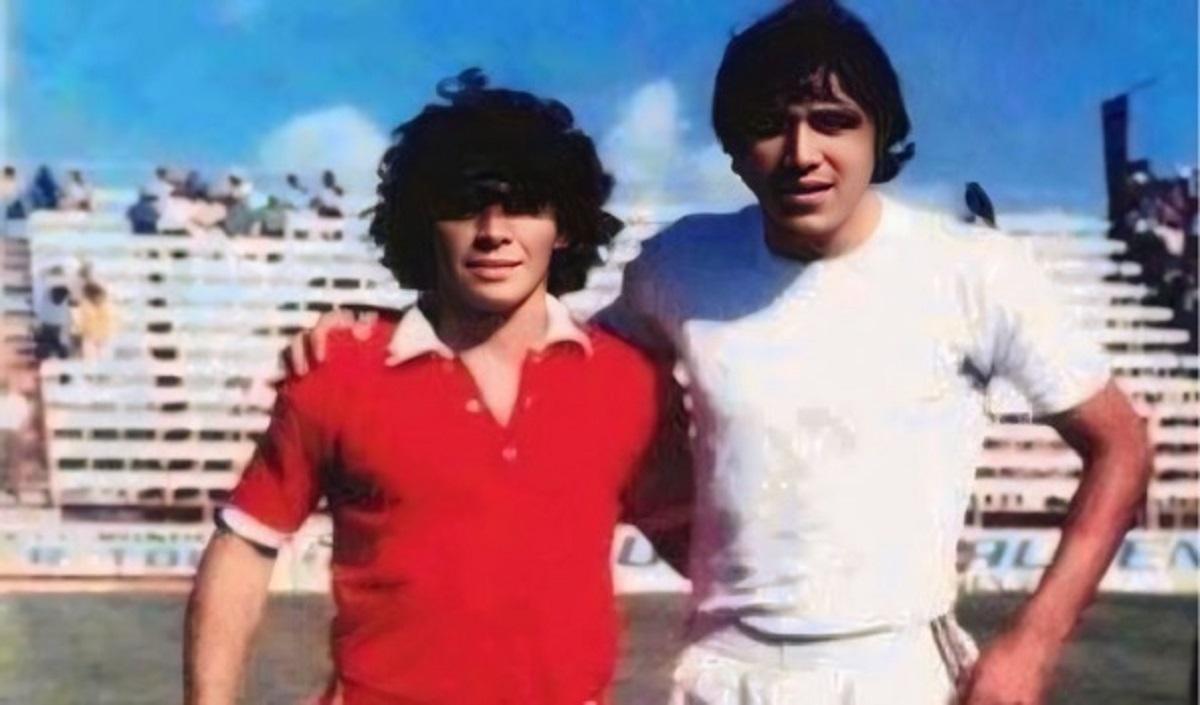 CON EL 10. Maradona y Bacas, tras un Argentinos-Altos Hornos Zapla.