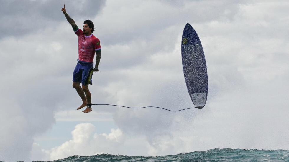 La impactante imagen de un surfer brasileño que hizo historia en los Juegos Olímpicos