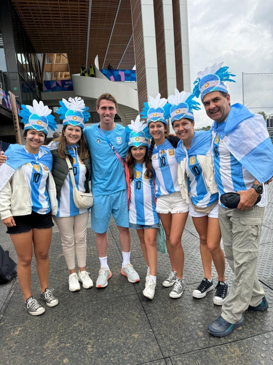 CON EL CAPITAN. Maico Casella, la voz de mando en cancha de Los Leones (tercero), posó junto a la familia tucumana.