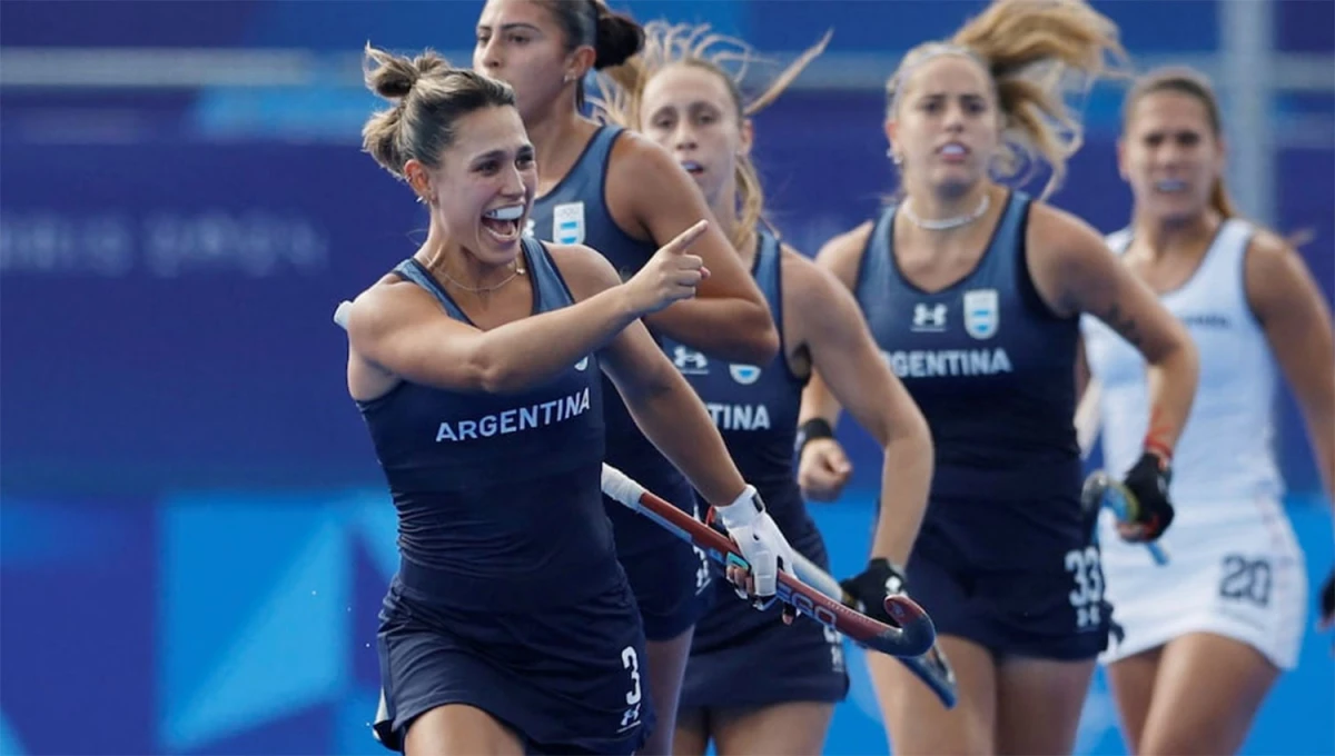 VICTORIA. Las Leonas celebran la tercera victoria consecutiva en París 2024.