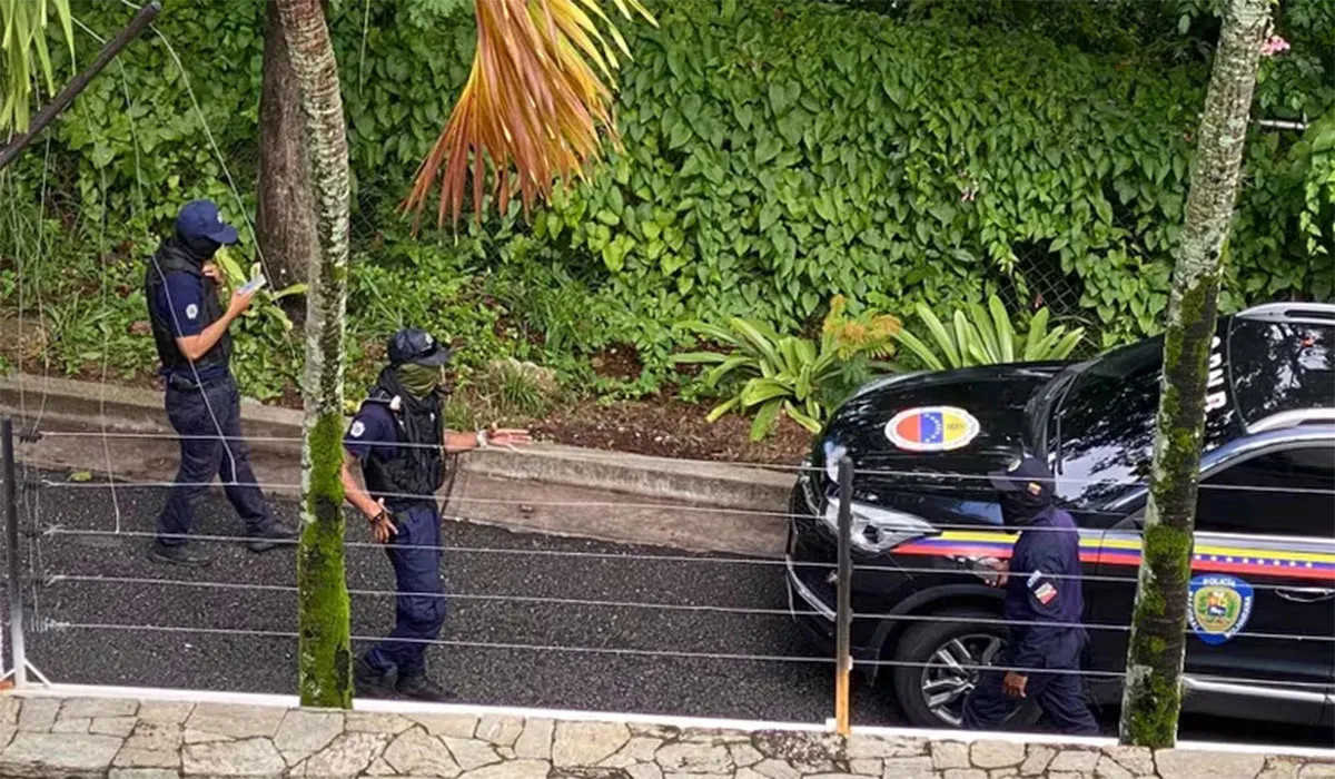 CARAS TAPADAS. Policías venezolanos con sus rostros ocultos rodearon la embajada argentina en Caracas.