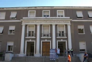 Subió a un colectivo de la línea 10, atacó a un pasajero con un arma blanca y fue detenido