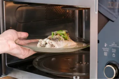 Los cinco alimentos que nunca debemos recalentar en el microondas